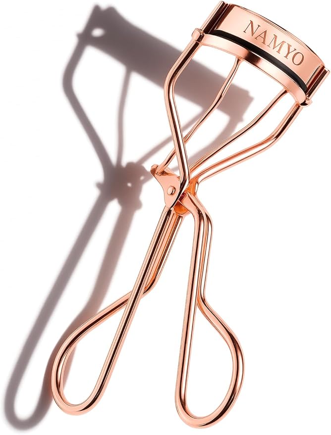 Namyo Premium Eyelash Curler Rose Gold Edition - Makeup Eyelash Tool with Lasting Lift and Precision Curl. Holiday Gift Ready Packaging. Soft Grip. Extra Silicone Refills. Travel Ready.