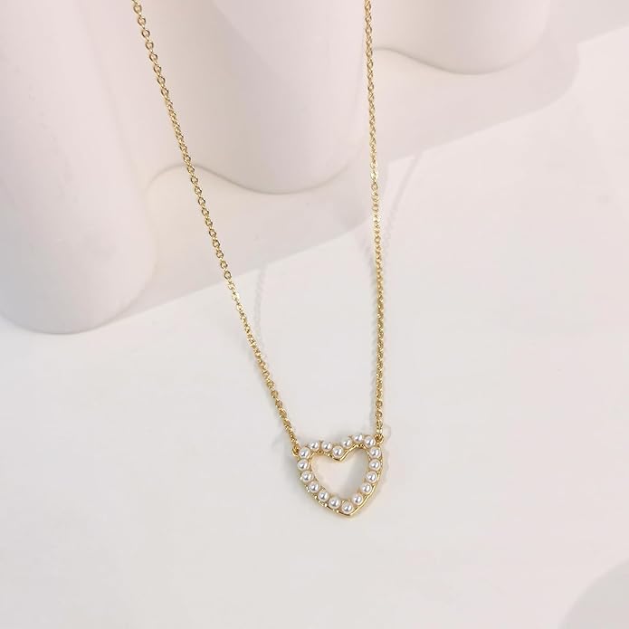 Airmb Cute Heart Necklace for Women Gold/Silver Plated Heart Pendant Choker Necklaces Tendy Love Heart Chain Necklace Dainty Gold/Silver Necklace Jewelry Gifts for Women