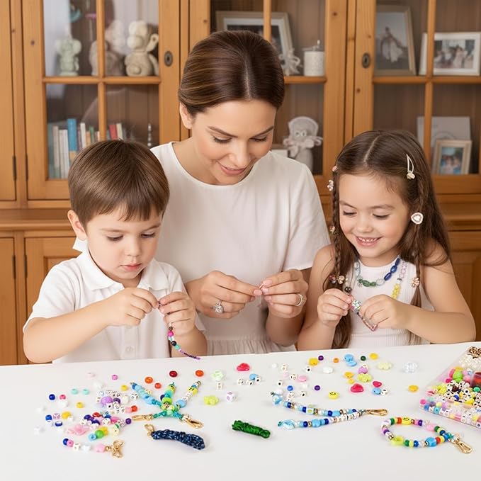 HolidayQbee DIY Bead Keychain Making Kit Beads-421PCS Beaded Bag Charm Making Kit Letter Alphabet Name Beads Heart Flower Key Chain Jewelry Accessories Making Kit for Boy Girls Kids Christmas Gifts
